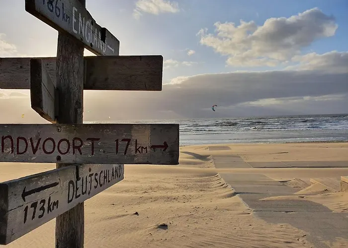 Near The In The Center.**** Nyaraló *