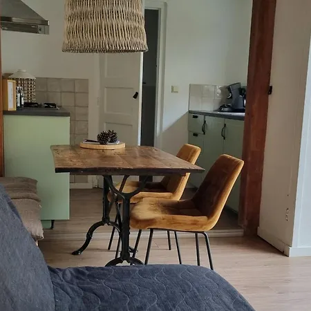 Near The In The Center.**** Nyaraló *