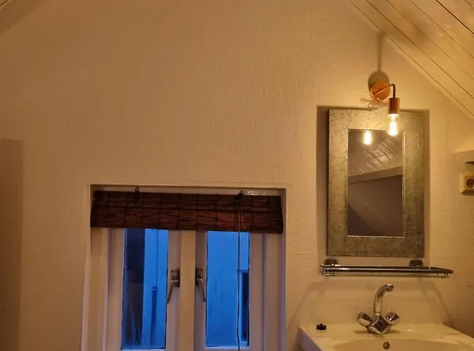 Nyaraló Near The In The Center.****