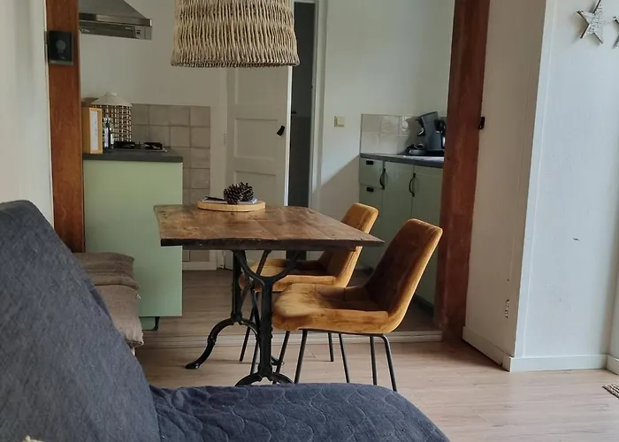 Near The In The Center.**** Nyaraló *