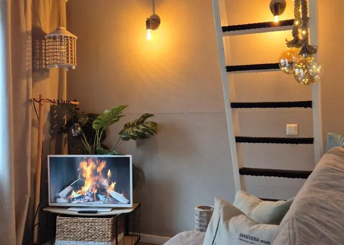 Near The In The Center.**** Nyaraló